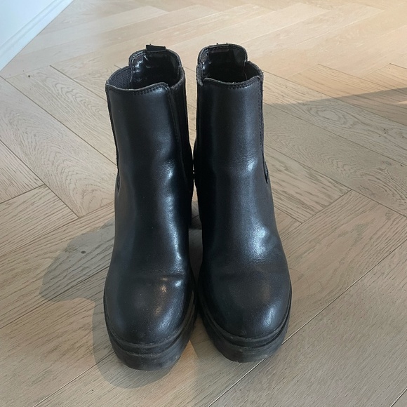 Black Steve Madden Boots - Picture 2 of 2